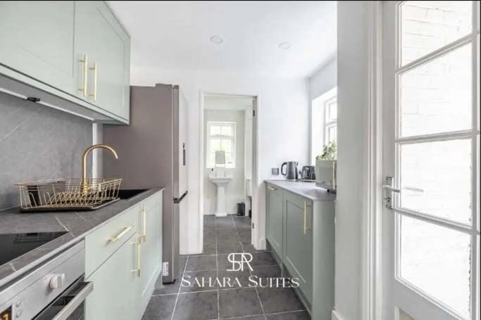 Stylish 2BR Cottage - Windsor Stays - Contractors & Families House in Windsor