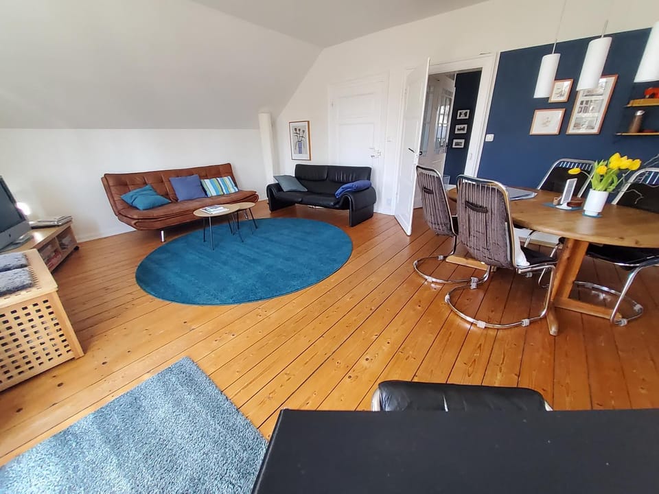 TV and multimedia, Living room, Seating area, Dining area