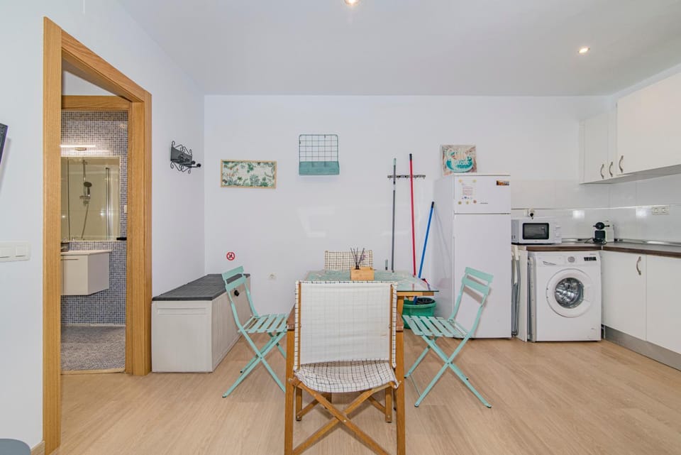 Kitchen or kitchenette, Dining area, minibar