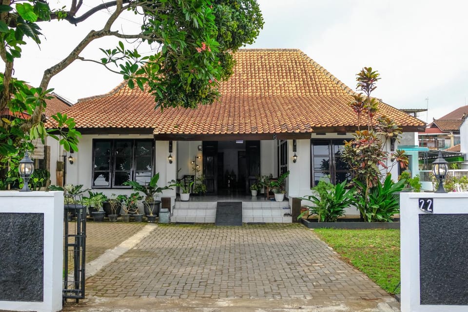 Property building, Facade/entrance, Day, Garden, Garden view, Street view, Facility for disabled guests, Parking