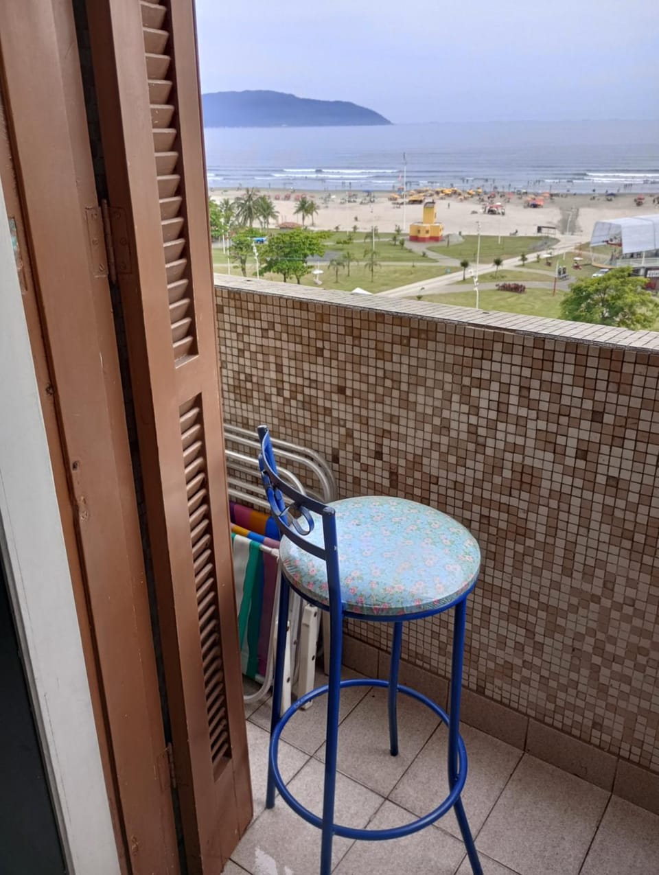 Apto praia e individual confortável,Equivalente a 2 quartos pela possibilidade de pessoas Biombo para até três separações Equivalente portanto a 4 camas para até 6 pessoas e mais 3 visitações Check in fora de horário e sob condições especiais com custas Apartment in Santos