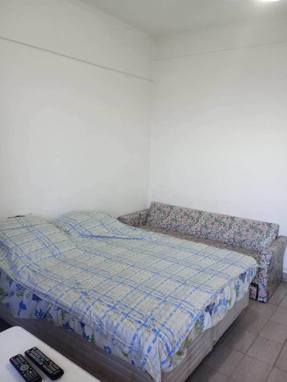Apto praia e individual confortável,Equivalente a 2 quartos pela possibilidade de pessoas Biombo para até três separações Equivalente portanto a 4 camas para até 6 pessoas e mais 3 visitações Check in fora de horário e sob condições especiais com custas Apartment in Santos