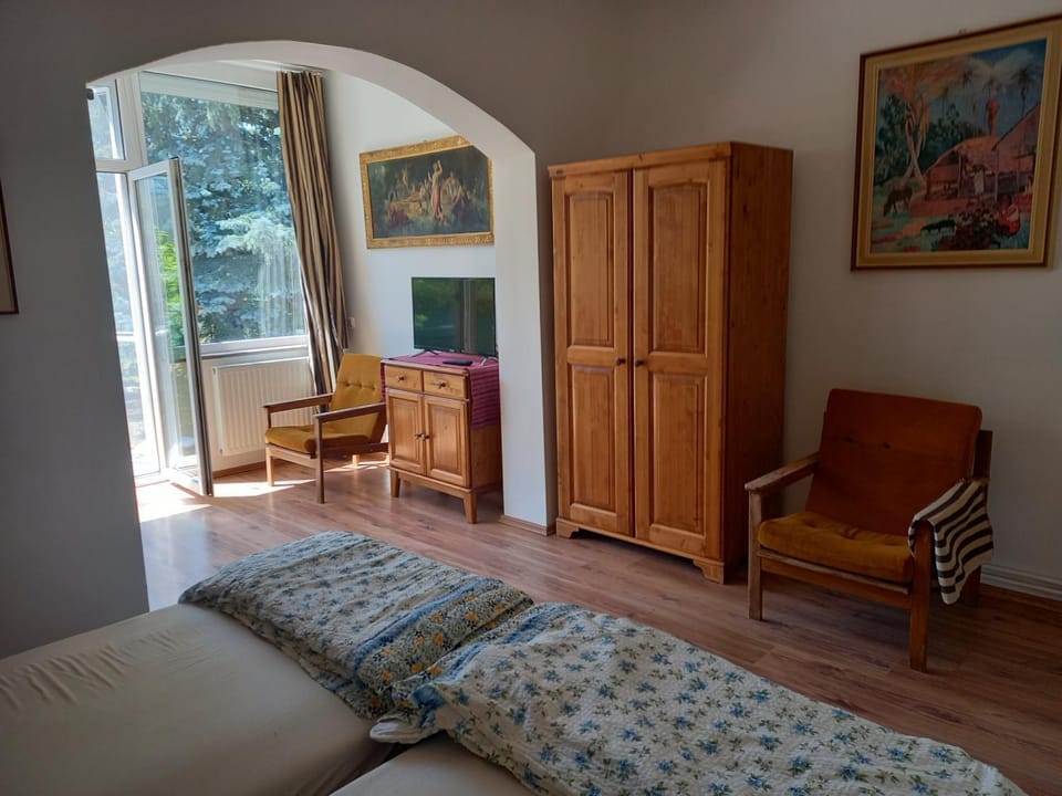 Communal lounge/ TV room