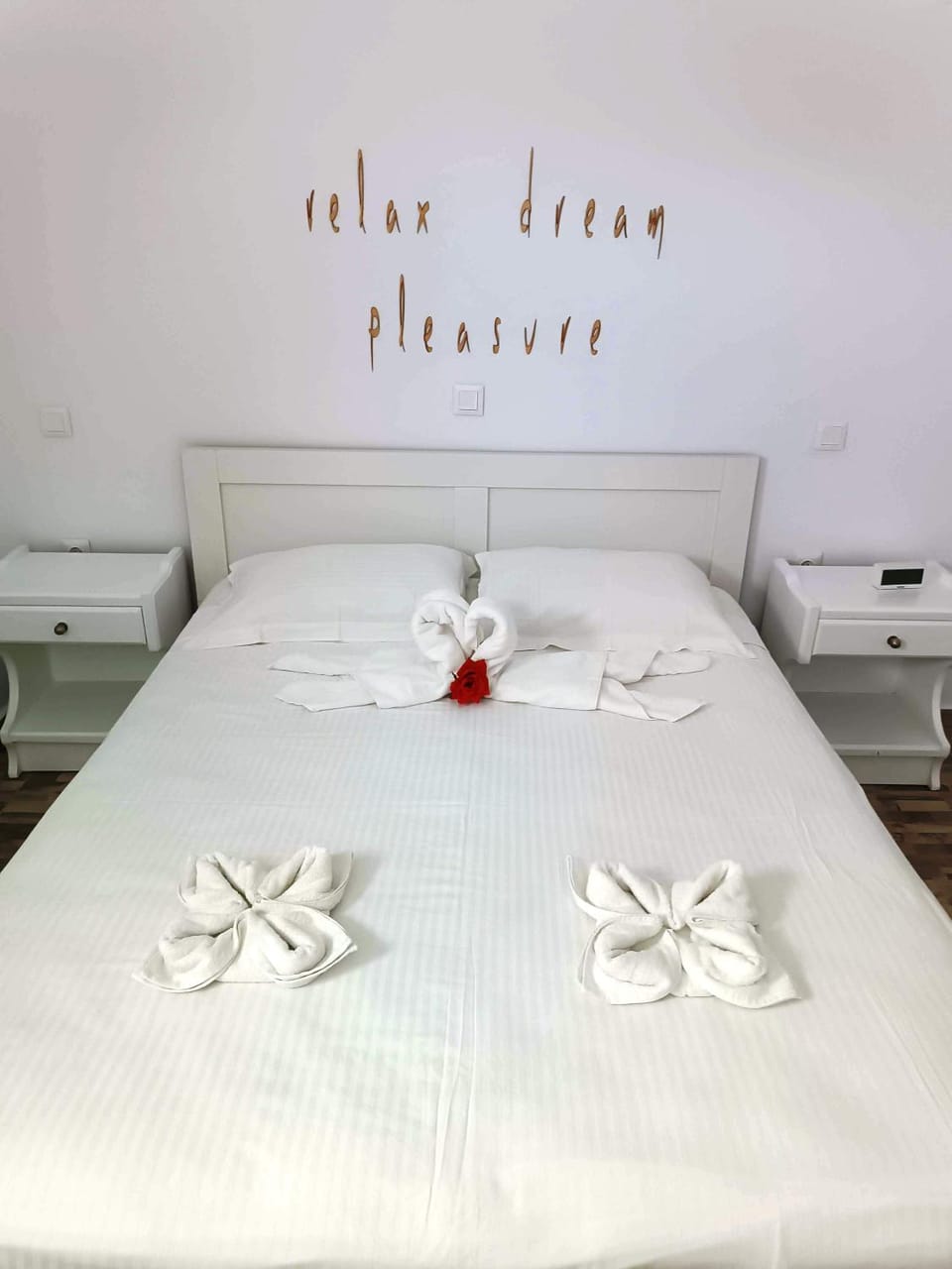 Bed, Photo of the whole room, Bedroom, towels