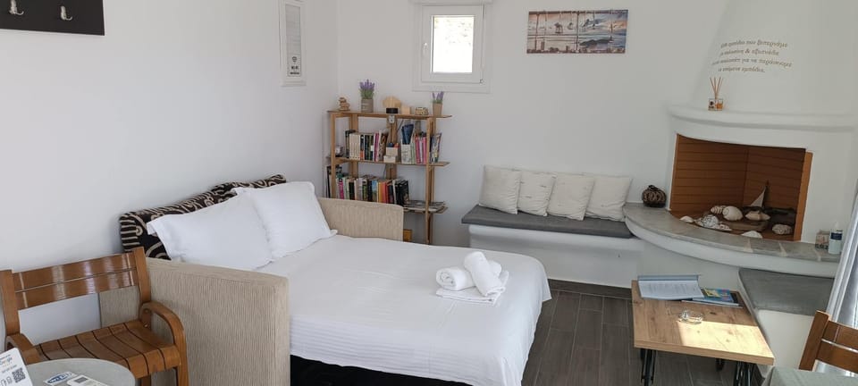 Bed, Living room, Photo of the whole room, Seating area, Bedroom, towels