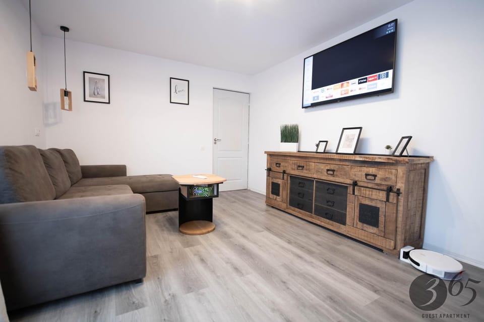 Communal lounge/ TV room, TV and multimedia, Living room, Seating area, Evening entertainment