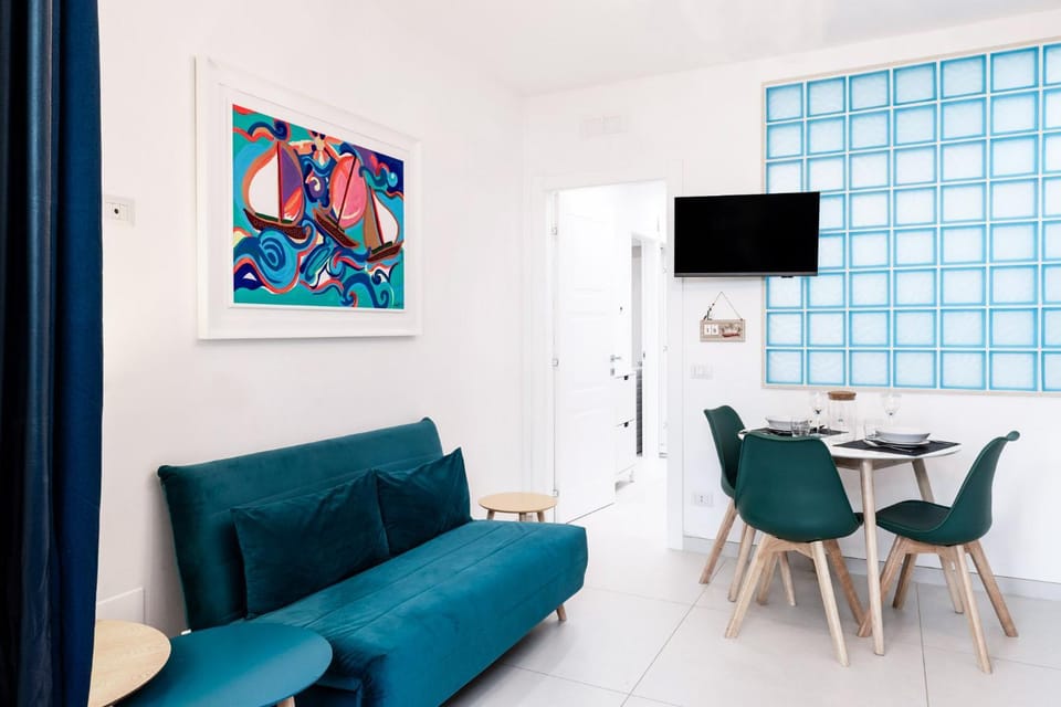 Communal lounge/ TV room, TV and multimedia, Living room, Seating area, Dining area, Evening entertainment