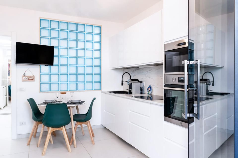 TV and multimedia, Kitchen or kitchenette, Dining area, dishwasher, oven, stove
