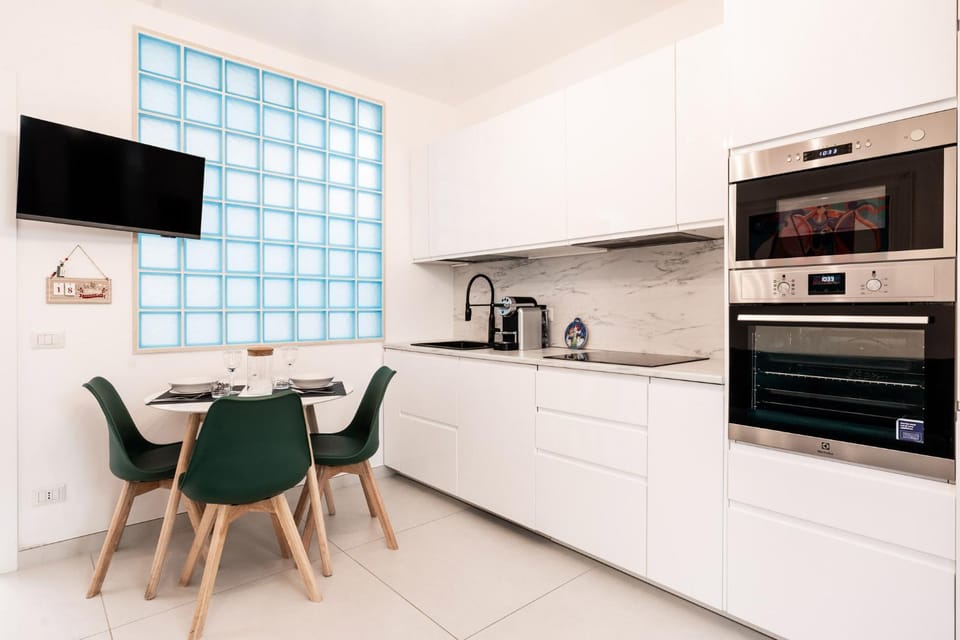 TV and multimedia, Kitchen or kitchenette, Dining area, dishwasher, oven, stove
