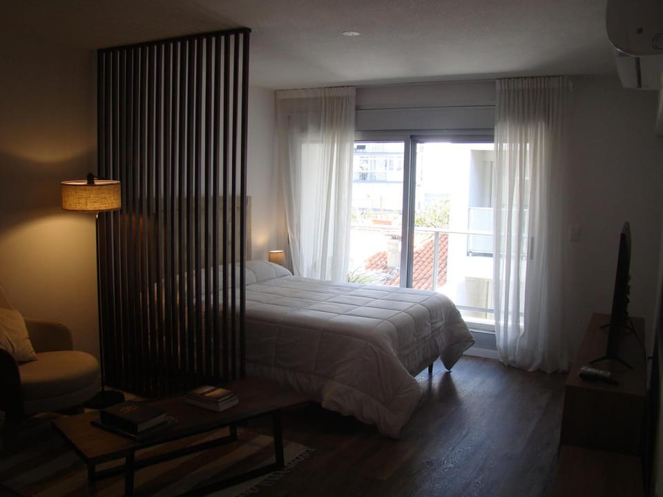 Bed, TV and multimedia, Photo of the whole room, Bedroom, air conditioner