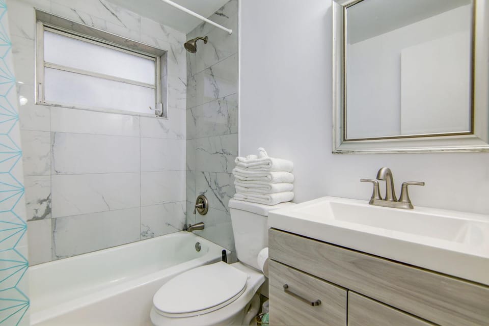 Balcony Deco Apt, w/2 QueenBeds, on Ocean Dr Beach Apartment in Flamingo Lummus