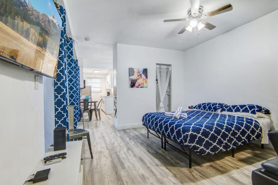 Balcony Deco Apt, w/2 QueenBeds, on Ocean Dr Beach Apartment in Flamingo Lummus