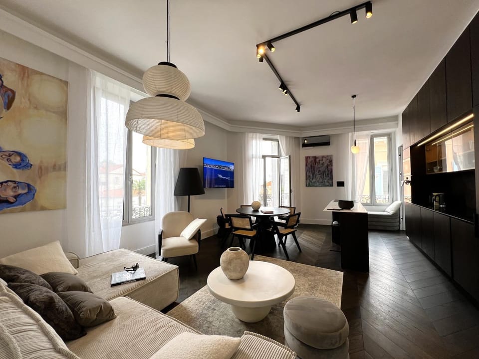 TV and multimedia, View (from property/room), View (from property/room), Living room, Decorative detail, Decorative detail, Seating area, Evening entertainment