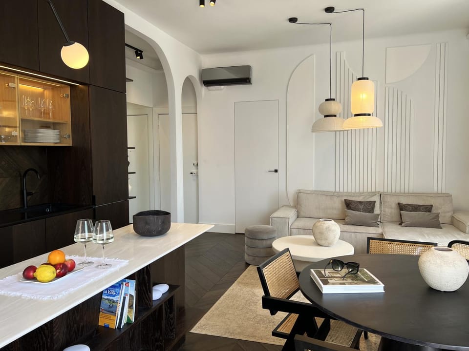 View (from property/room), View (from property/room), Kitchen or kitchenette, Living room, Other, Other, Other, Decorative detail, Decorative detail, Seating area, Dining area, air conditioner