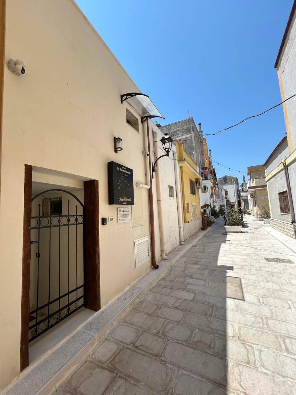 Property building, Day, Neighbourhood, Street view