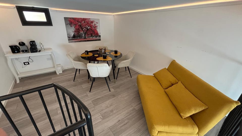 Coffee/tea facilities, Living room, Seating area, Dining area