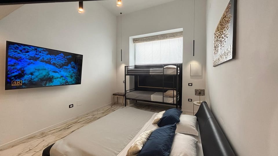 Bed, TV and multimedia, Living room, Photo of the whole room, Seating area, Bedroom, bunk bed