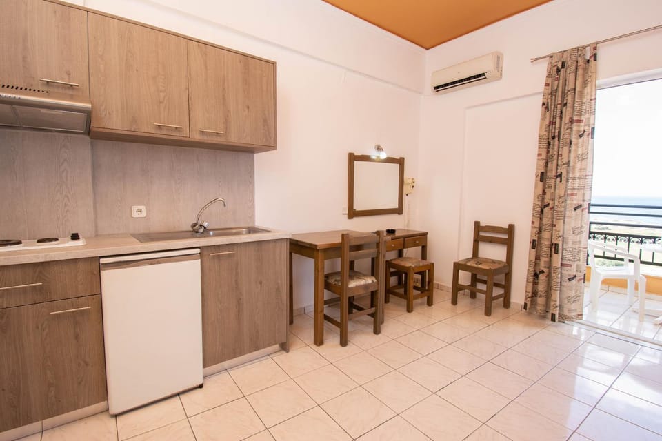 Kitchen or kitchenette, Dining area, minibar, stove