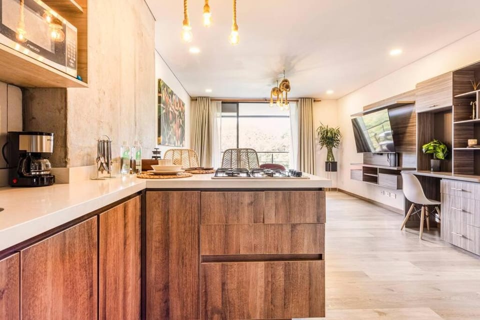Coffee/tea facilities, Kitchen or kitchenette, stove