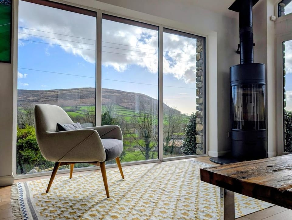 Spacious detached house with stunning views House in England