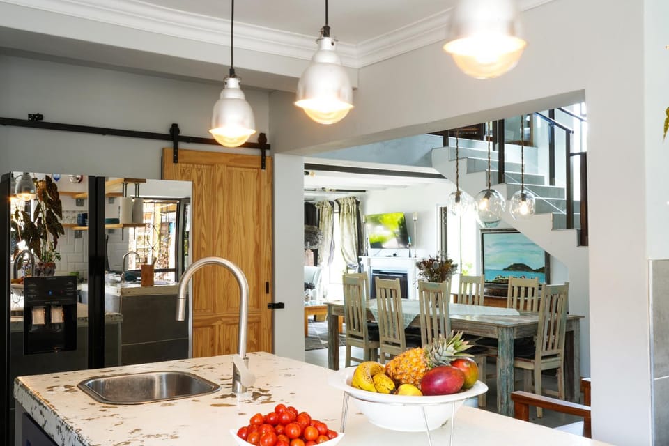 Coffee/tea facilities, Kitchen or kitchenette, Dining area, dishwasher, microwave, oven, stove