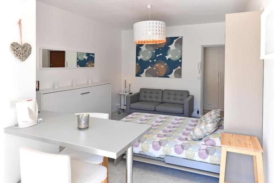 Bed, Living room