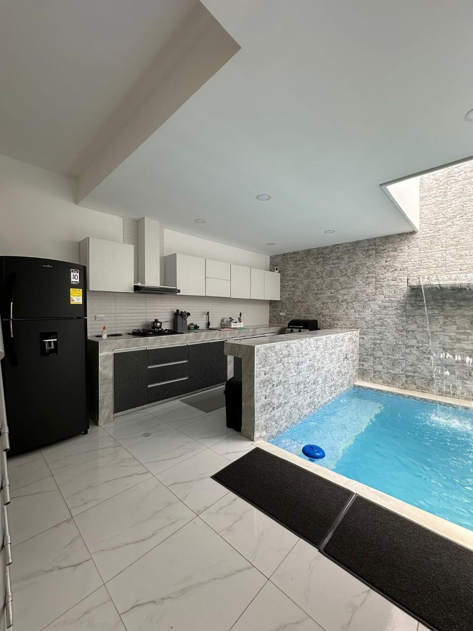 Kitchen or kitchenette, Pool view, Swimming pool