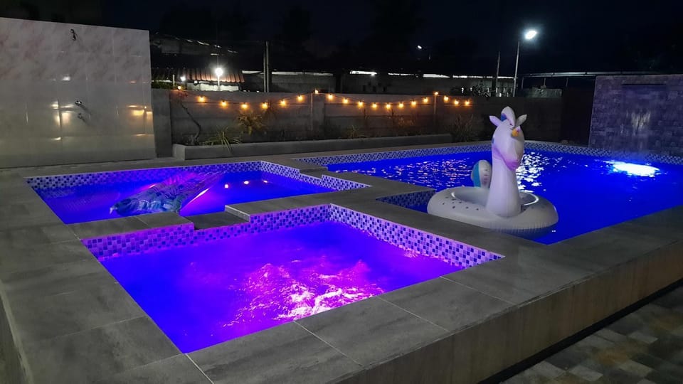 LS Resthouse - Loft studio with pool and garden access Apartment in Calabarzon