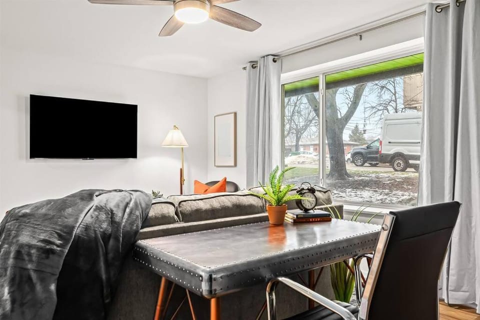 Spacious 1BR Flat near Downtown Royal Oak Apartment in Royal Oak