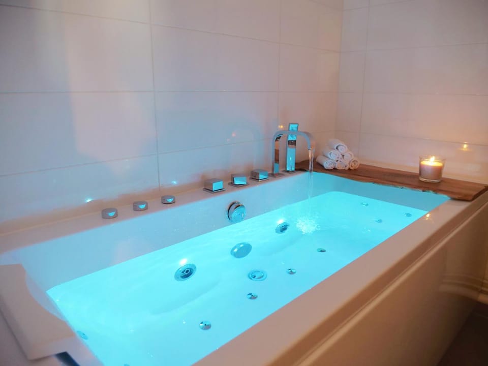 Hot Tub, Bath