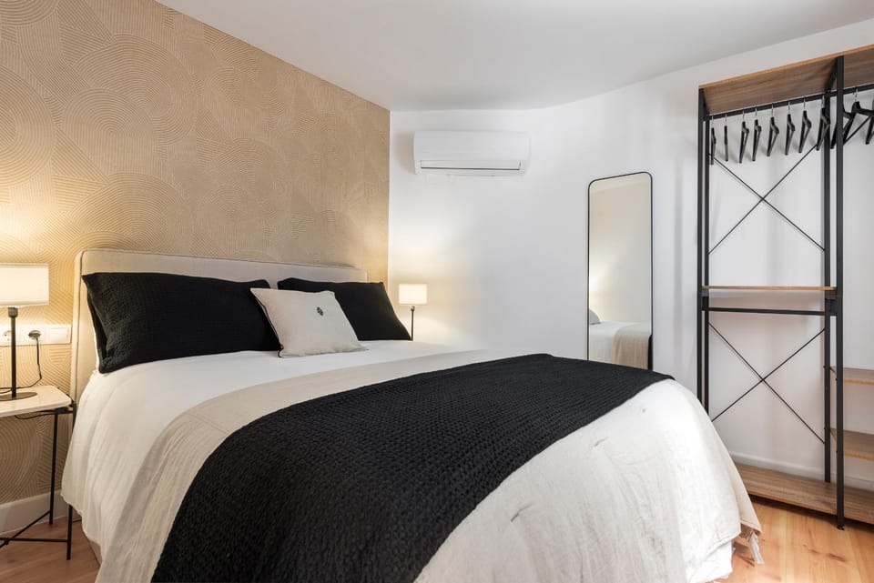 Bed, Photo of the whole room, Bedroom, wardrobe, air conditioner