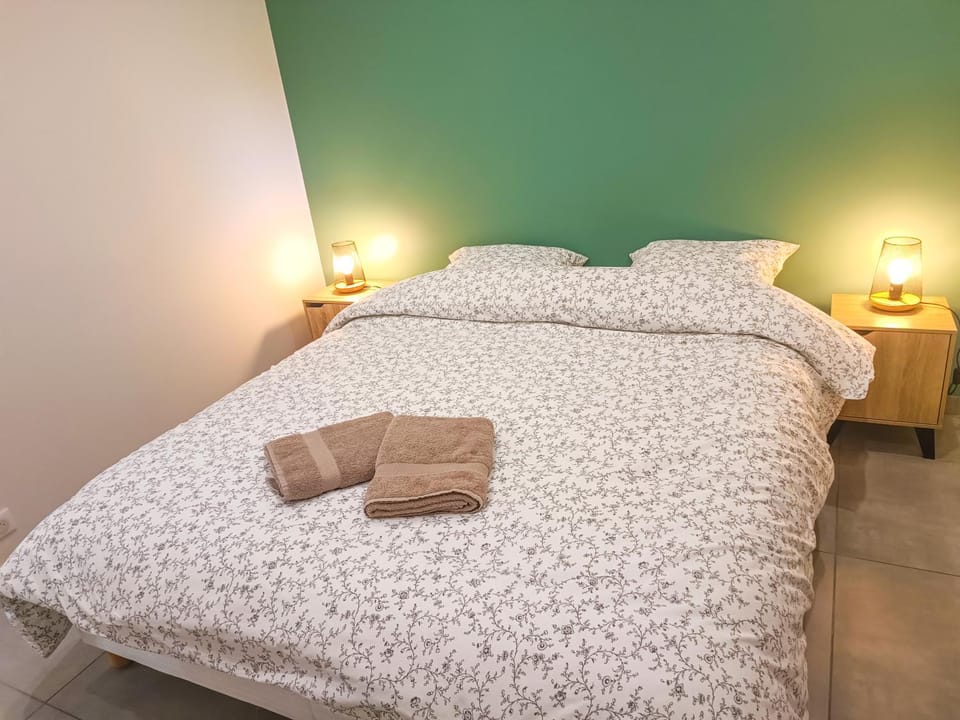 Bed, Bedroom, towels