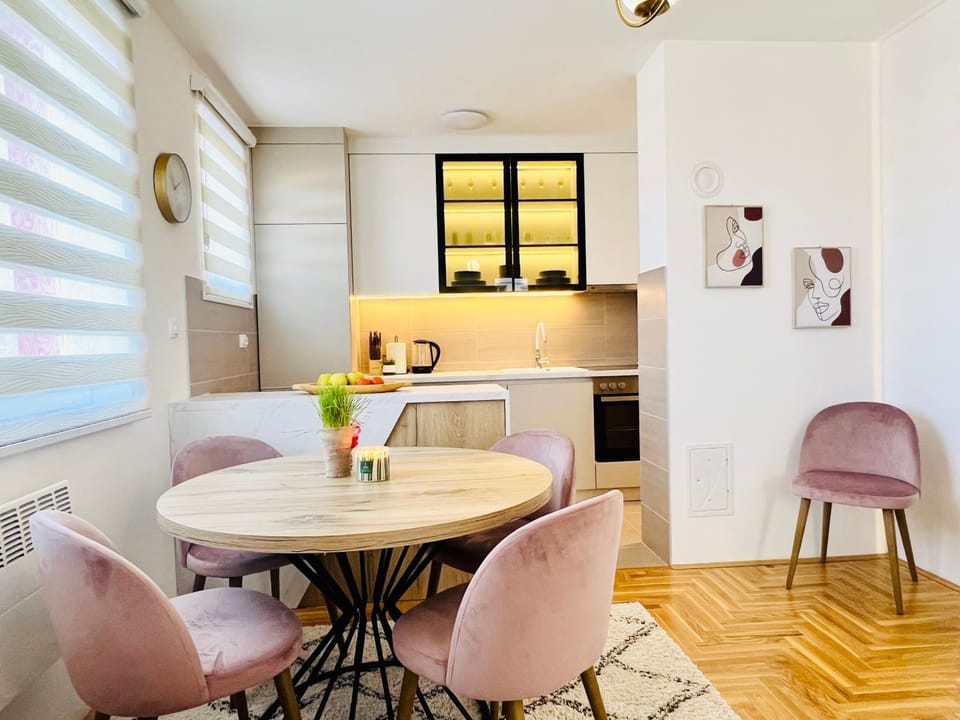 Coffee/tea facilities, Kitchen or kitchenette, Dining area, minibar, stove