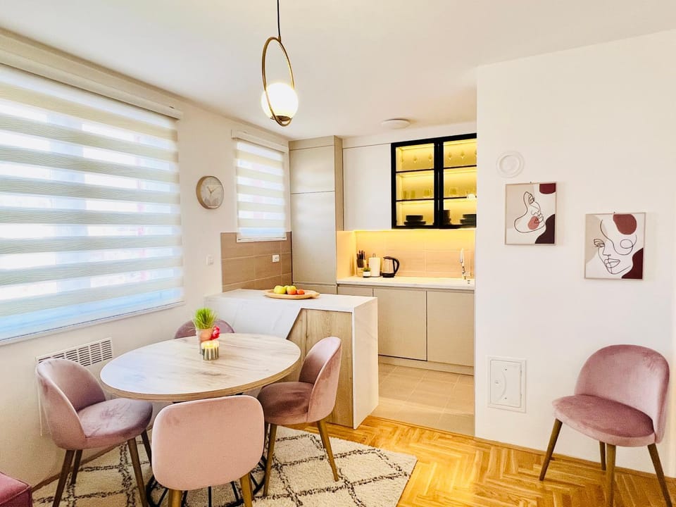 Coffee/tea facilities, Kitchen or kitchenette, Dining area, minibar