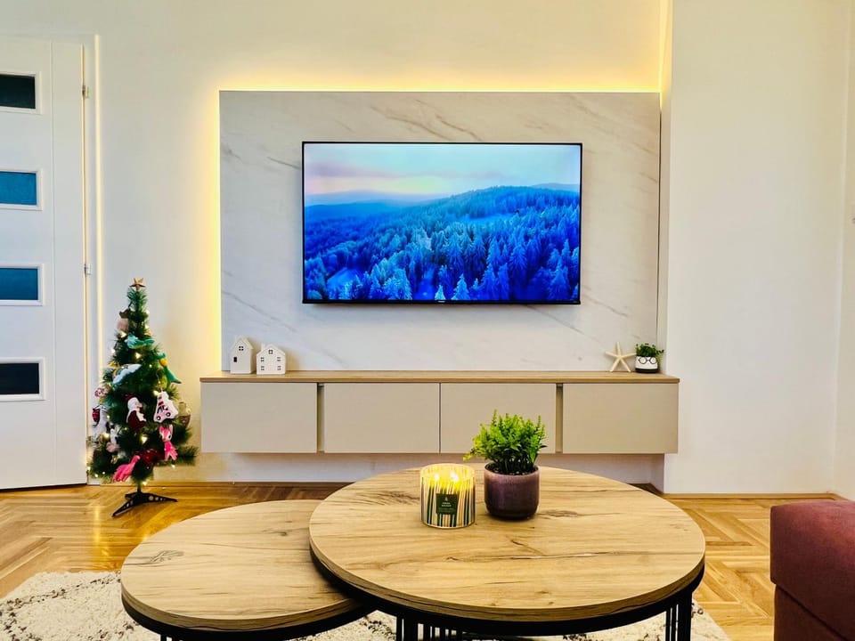 TV and multimedia, Living room, Evening entertainment