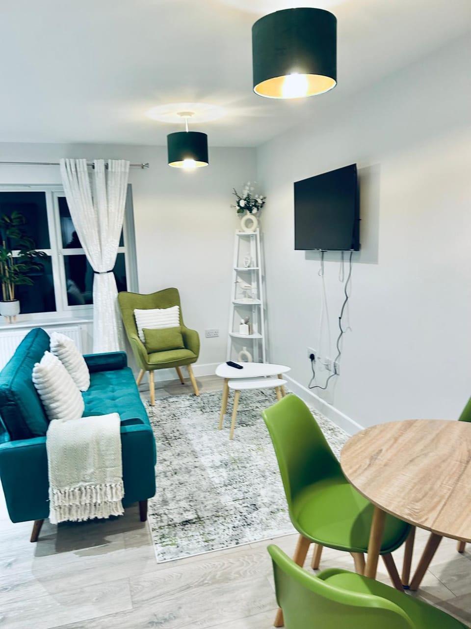 Communal lounge/ TV room, TV and multimedia, Living room, Seating area, Evening entertainment