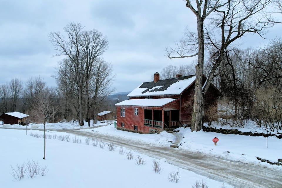 Experience the Rocks Estate like never before with a stay at the Gardeners Cottage! House in Littleton