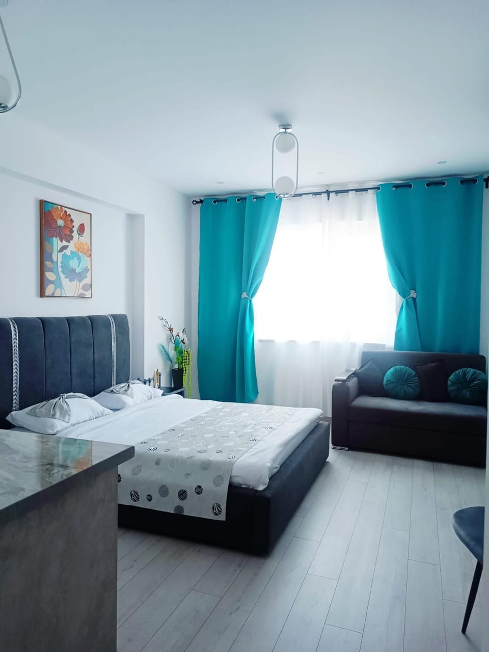 Bed, Photo of the whole room, Seating area, Bedroom