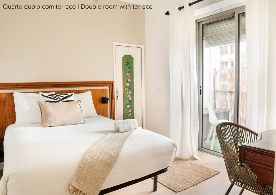 Bed, Photo of the whole room, Decorative detail, Bedroom, towels