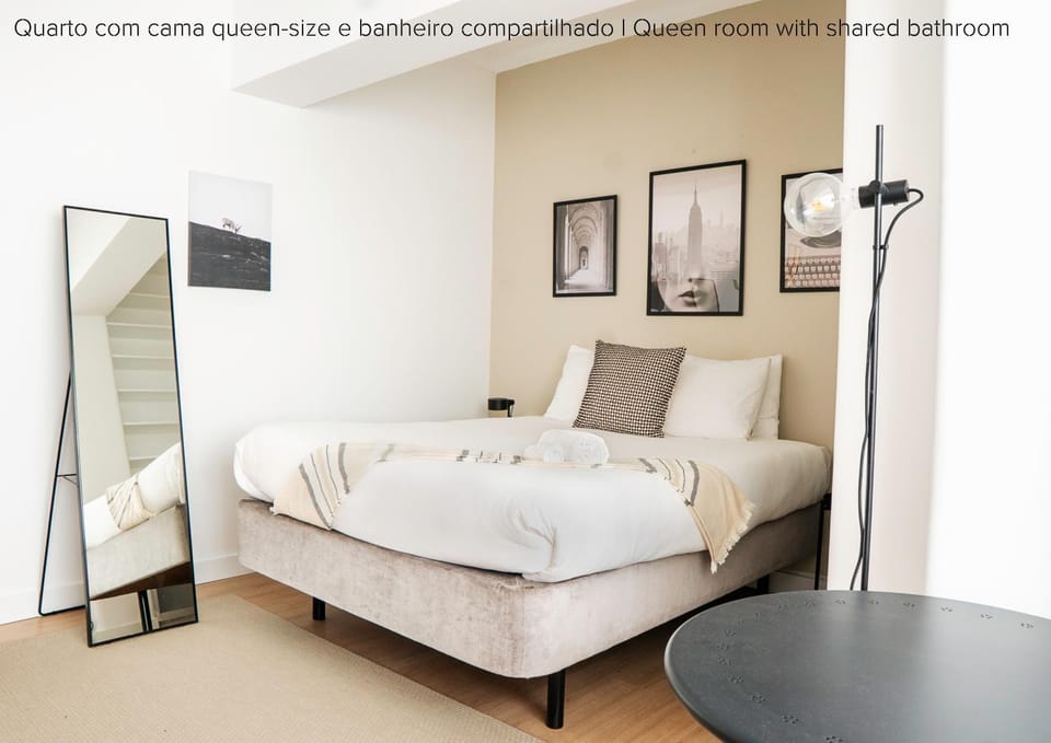 Bed, Living room, Photo of the whole room, Seating area, Bedroom, towels