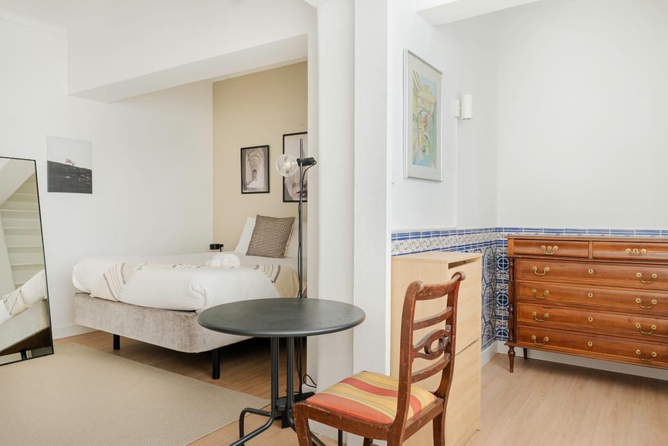 Bed, TV and multimedia, Living room, Photo of the whole room, Decorative detail, Seating area, Dining area, Bedroom