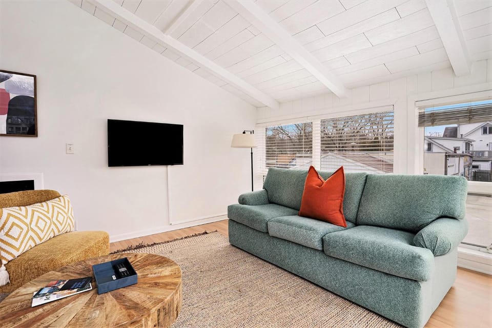 Riverside Suites - Unit A Apartment in Saugatuck
