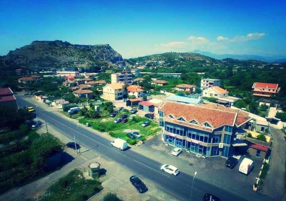 Property building, Nearby landmark, Neighbourhood, Location