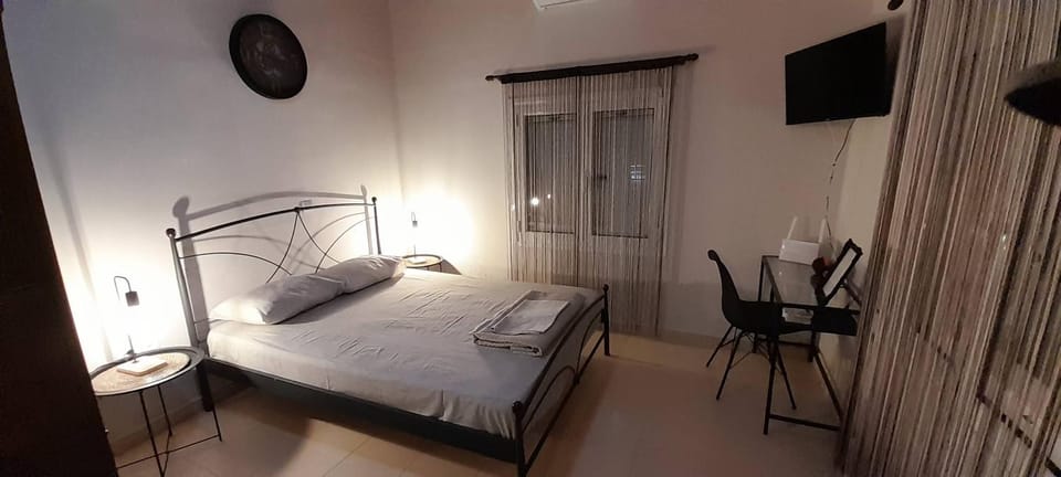 Bed, TV and multimedia, Bedroom, wardrobe