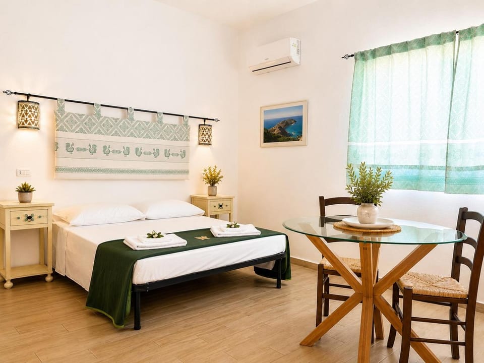 Bed, Living room, Photo of the whole room, Seating area, Dining area, Bedroom, towels, air conditioner