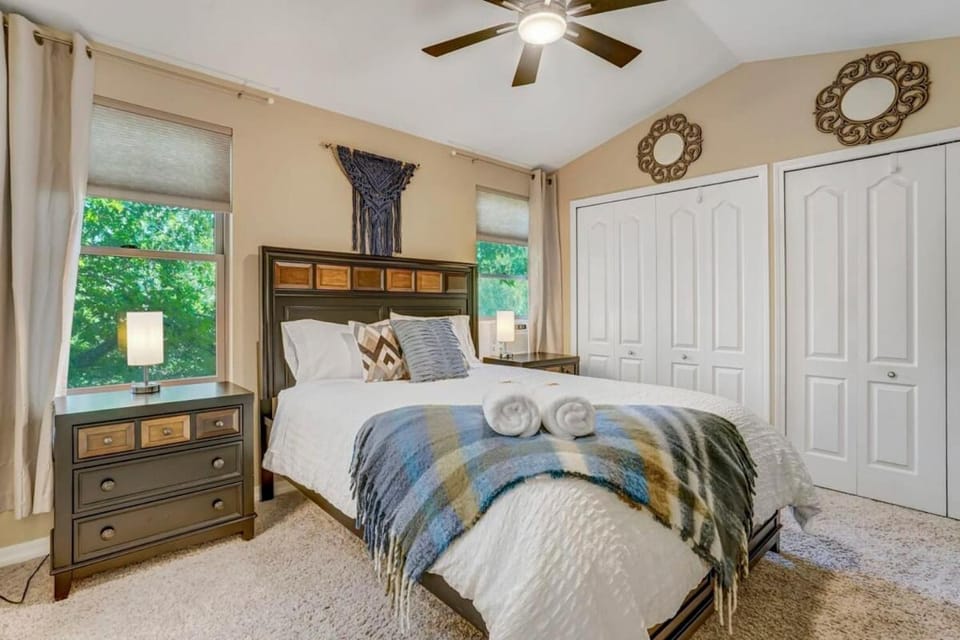 Aspen Glen Pet-Friendly w Nintendo & SmartTVs House in Colorado Springs
