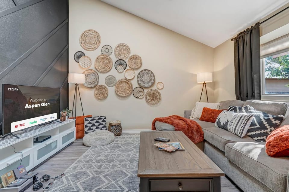 Aspen Glen Pet-Friendly w Nintendo & SmartTVs House in Colorado Springs