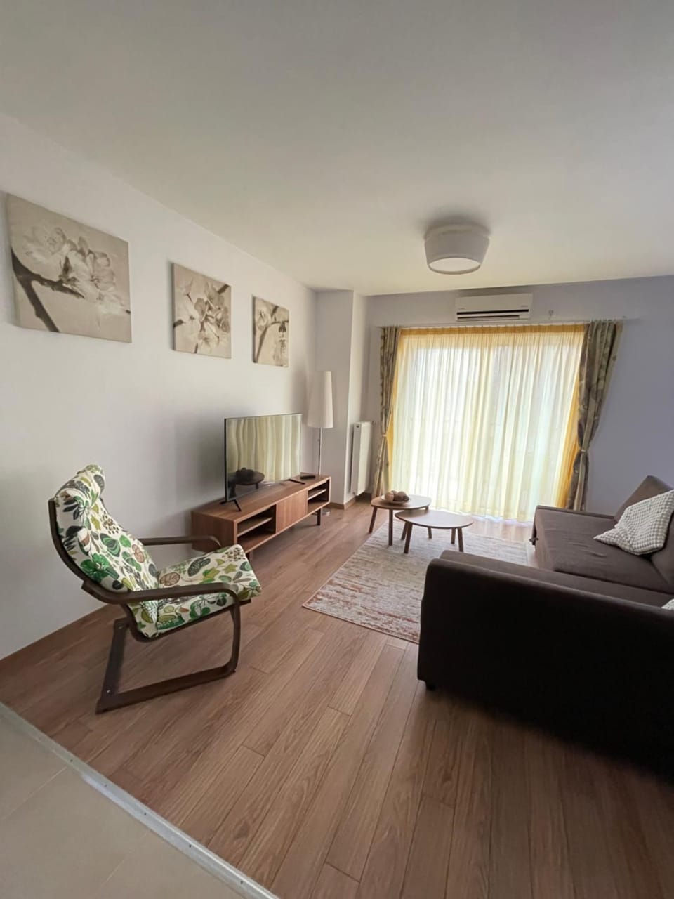 Bed, TV and multimedia, Living room, Seating area