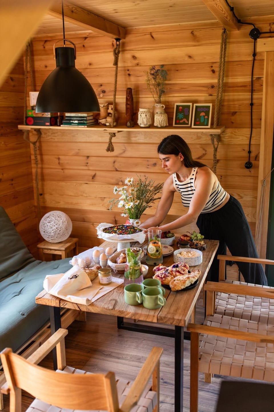 Kitchen or kitchenette, Living room, Food and drinks, Seating area, Dining area, Food, Guests