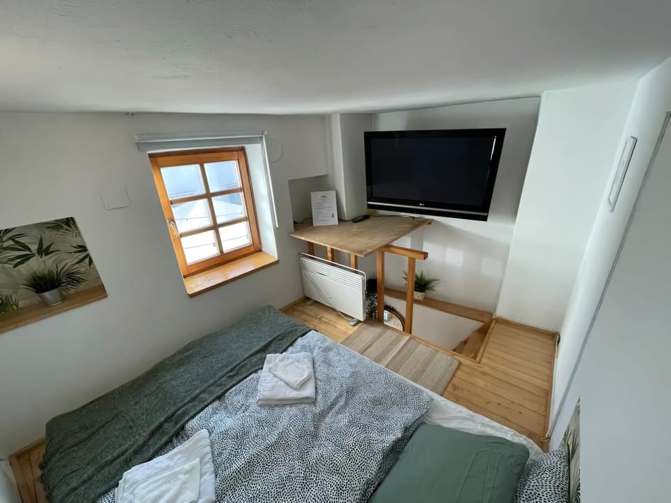 Bed, TV and multimedia, Bedroom